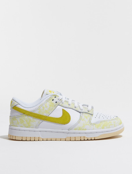 WMNS Dunk Low OG Sneaker in Yellow