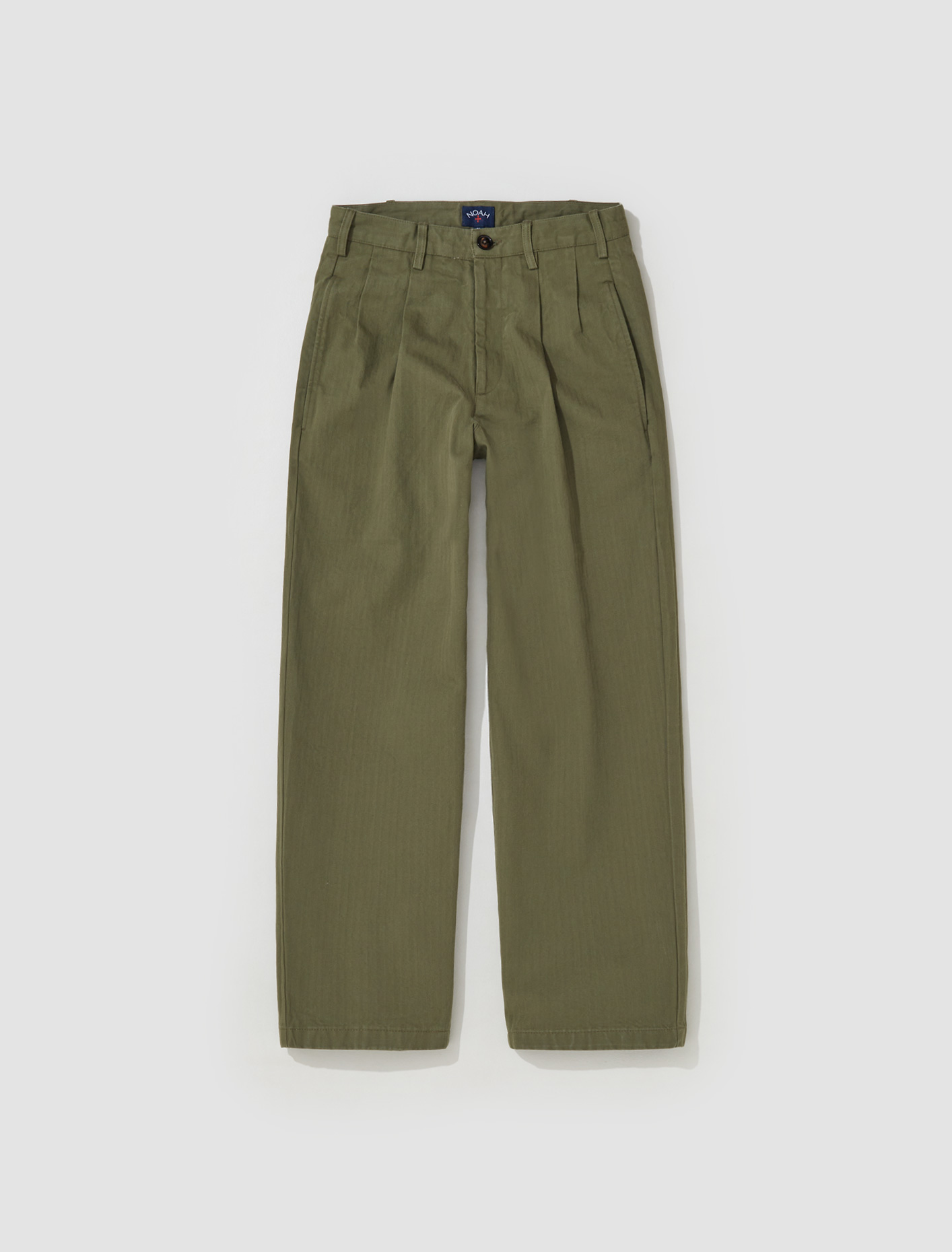 Noah Classic Double-Pleat Herringbone Pant in Army Green | Voo