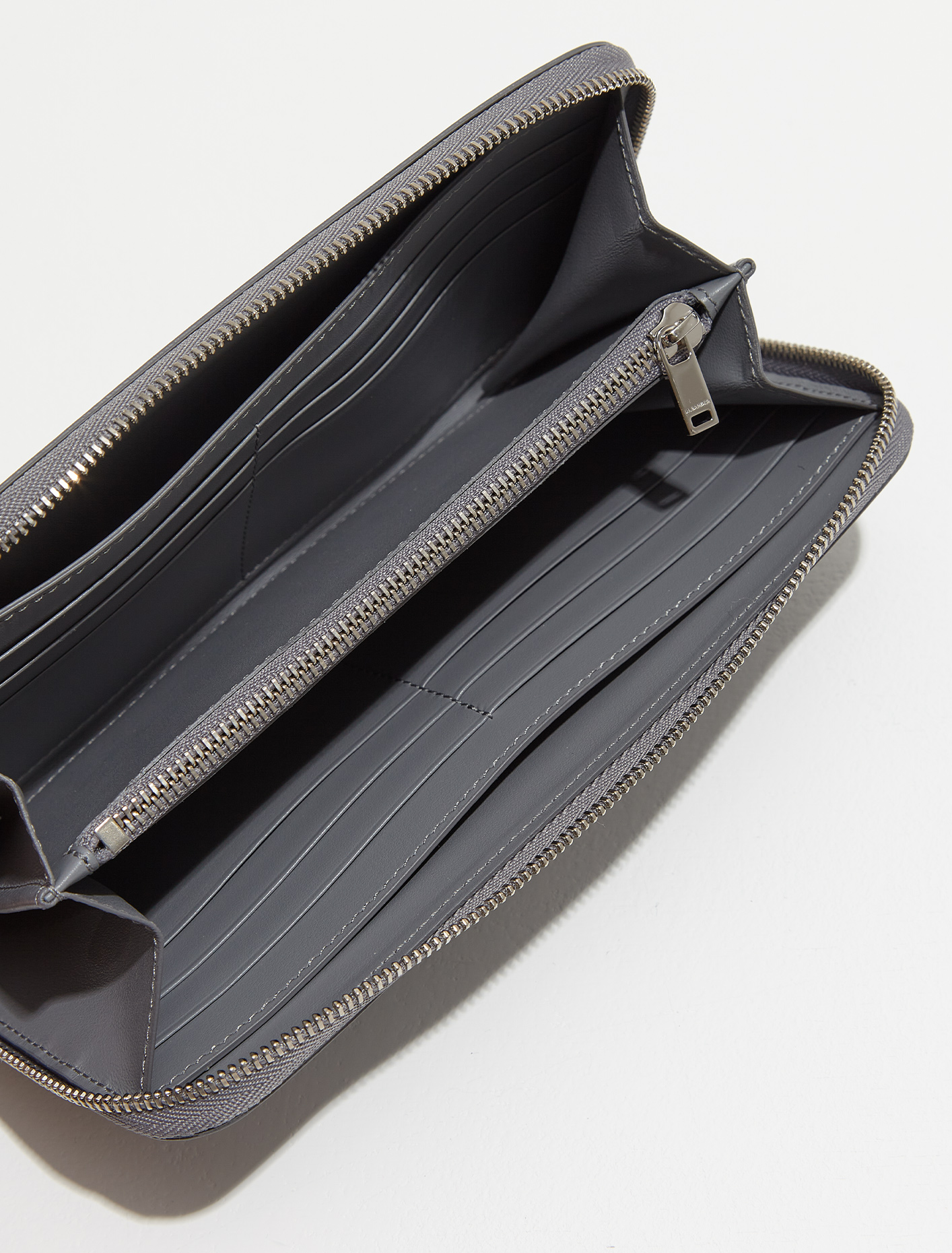 Jil Sander Medium Zip Around Wallet in Grey | Voo Store Berlin 