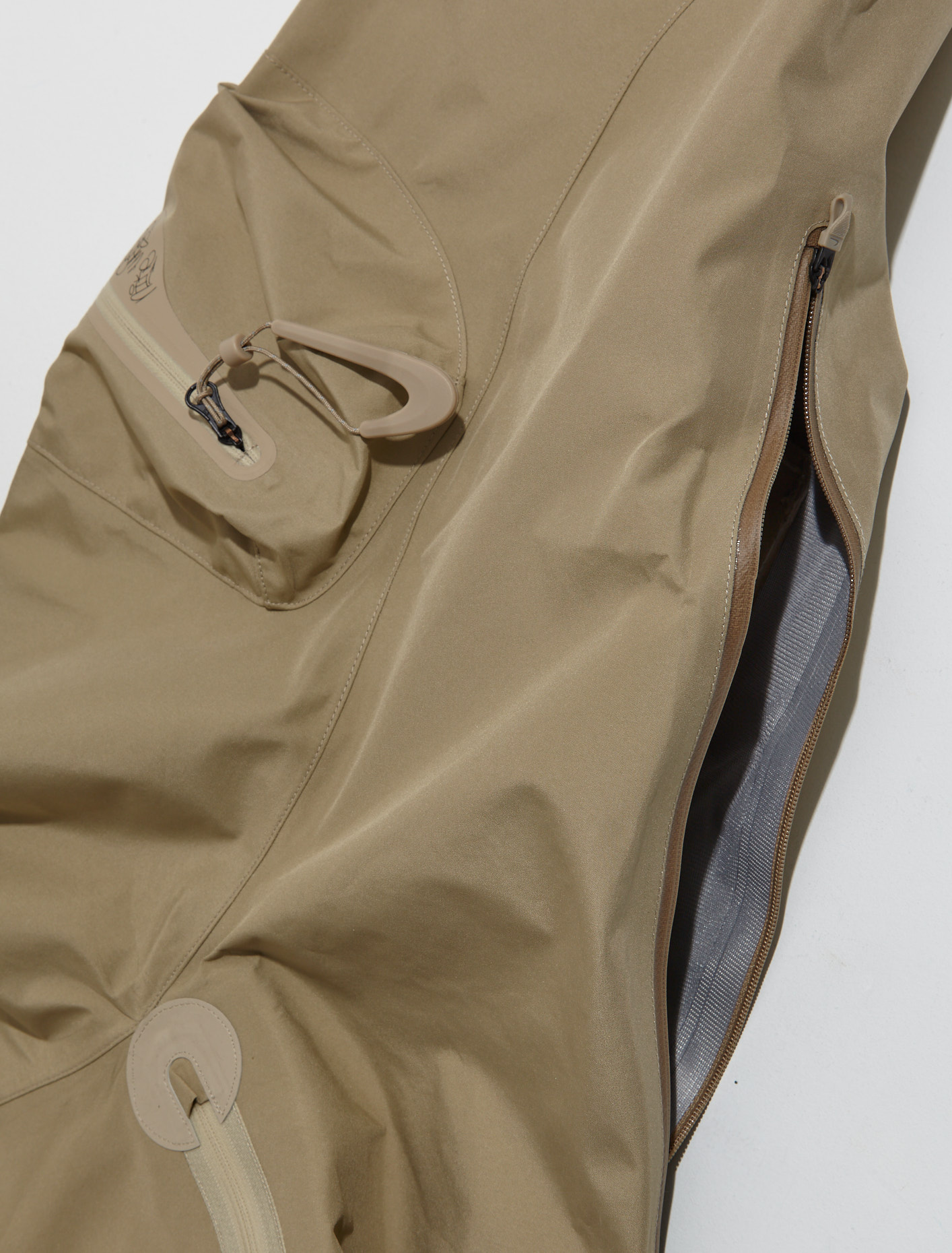 Nike x Off-White Hooded Jacket in Khaki | Voo Store Berlin 