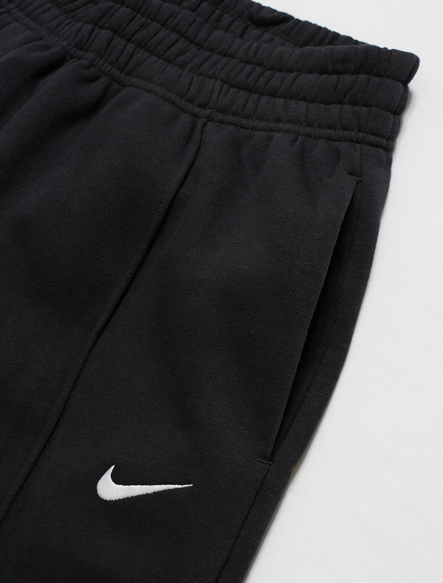 Nike Sportswear Essential Fleece Pants in Black | Voo Store Berlin ...