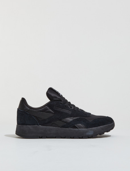Maison Margiela - x Reebok Classic Leather Tabi Sneaker in Black - HP8846